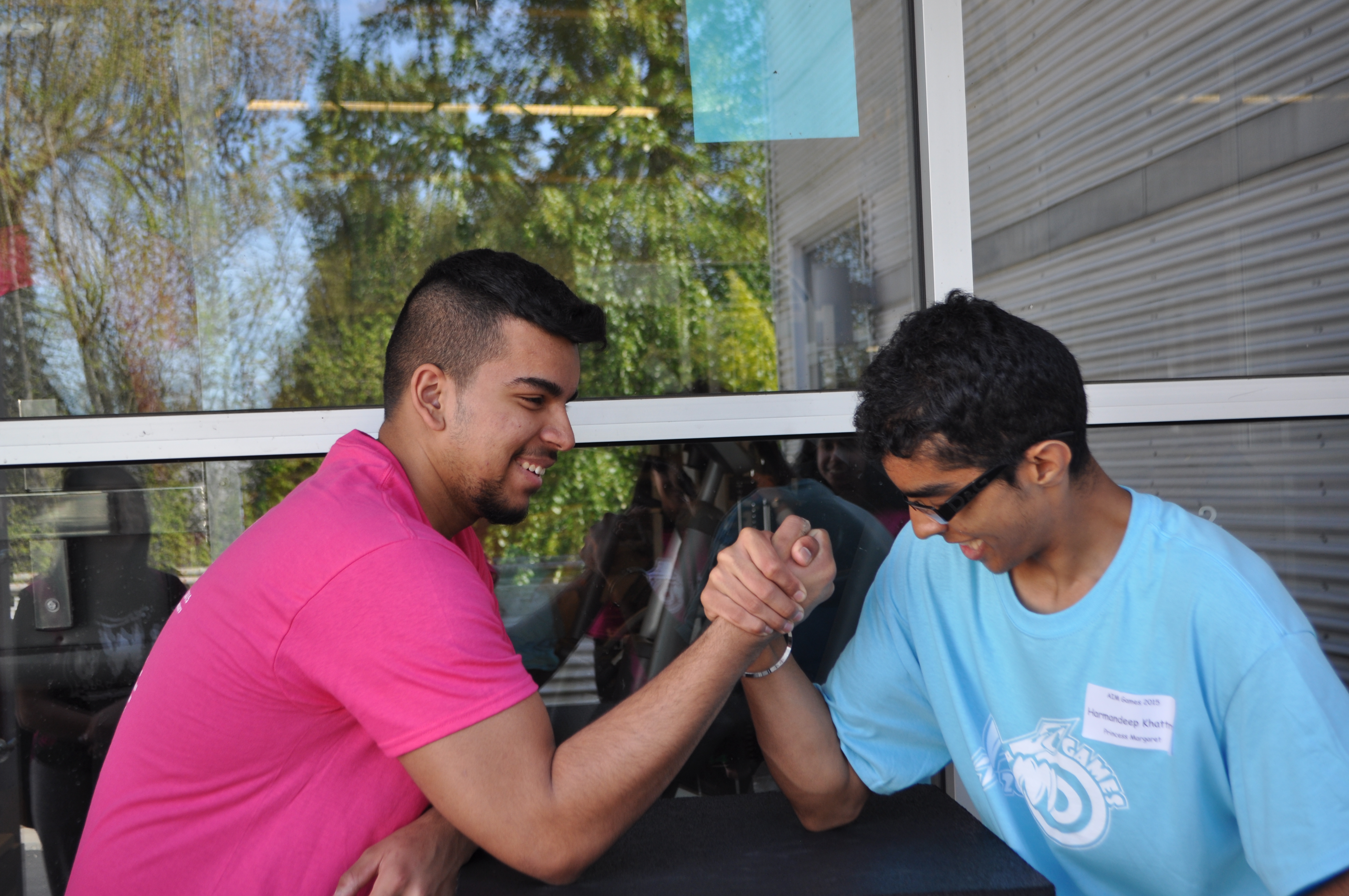 pm-arm-wrestling.7a221764292.JPG
