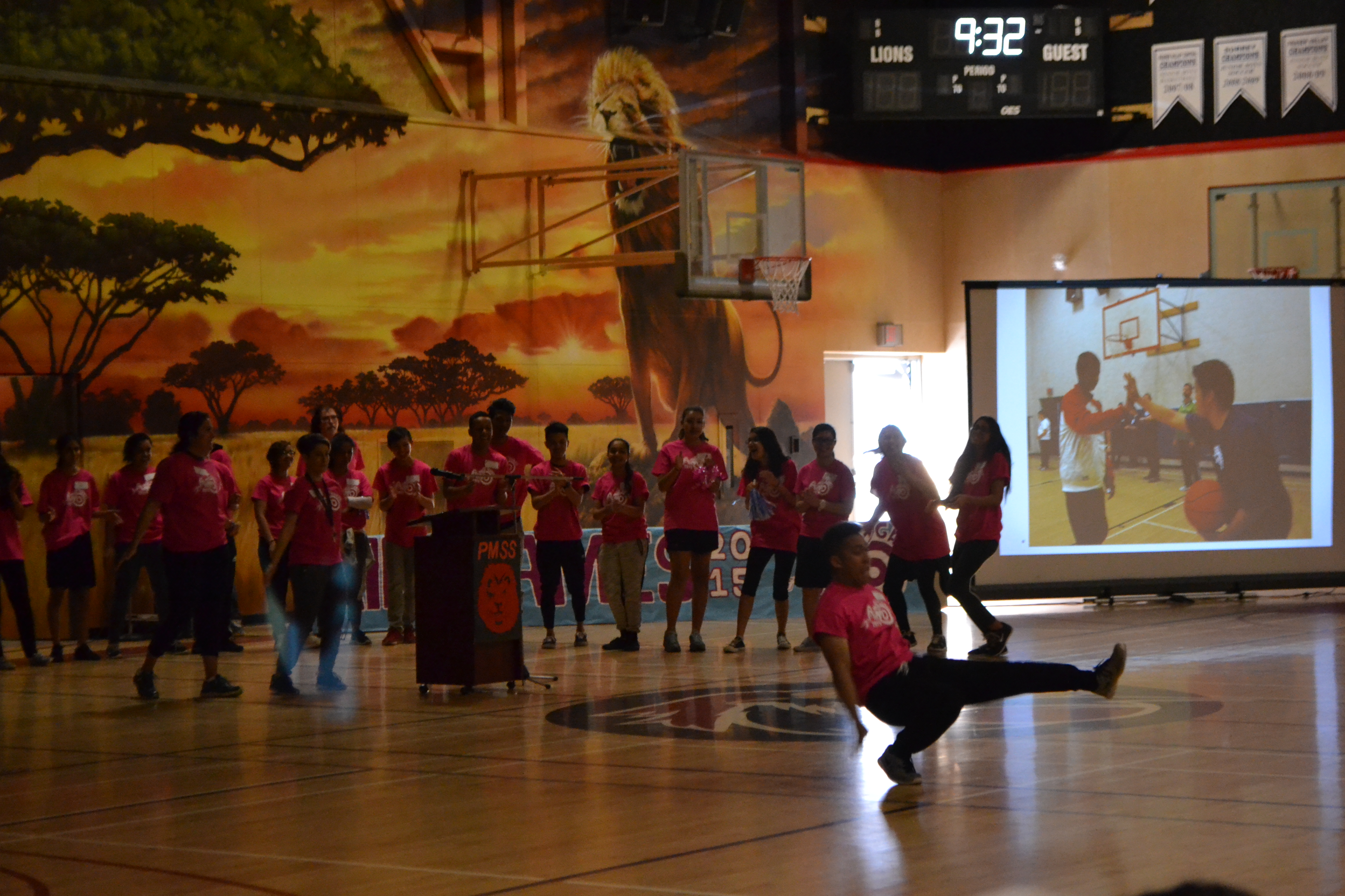 warming-up-the-audience.86807f64302.JPG